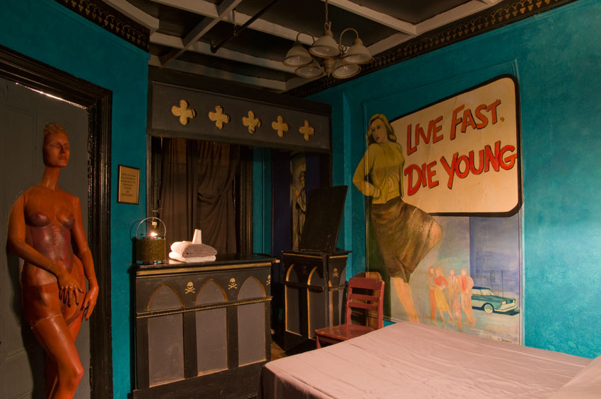 carlton-arms-hotel-room-2A-hugo arizmendi-andrew-hickey-geof-green-mural-colette-jennings carlton-arms-hotel-room-2A-hugo arizmendi-andrew-hickey-geof-green-mural-colette-jennings